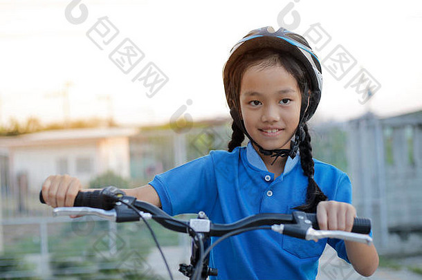 带折叠自行车的小女孩。