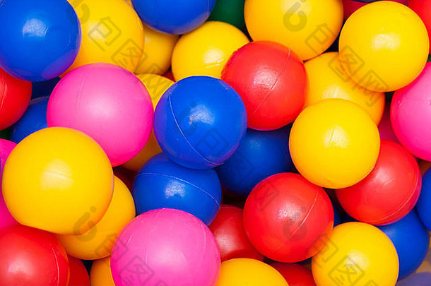 彩色塑料球。明亮抽象有趣的颜色背景