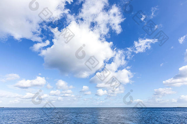 多云蓝天下的美丽大海，背景