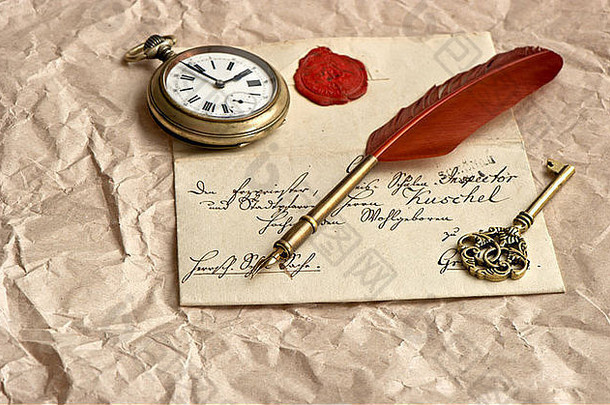 带蜡封、复古羽毛笔、时钟和钥匙的旧信