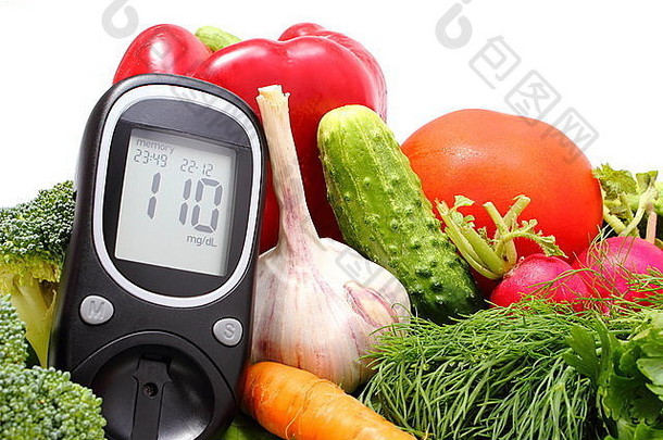 血糖仪和新鲜成熟的生蔬菜，健康有机蔬菜桌，健康饮食和糖尿病的概念。伊索拉特