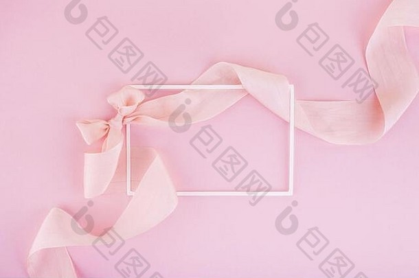 问候或祝贺的卡片。在粉色背景上用粉色丝带框起来