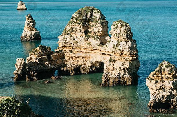 美丽的大西洋景色和葡萄牙海岸的岩石，紧邻拉各斯市。令人惊叹的自然景观。