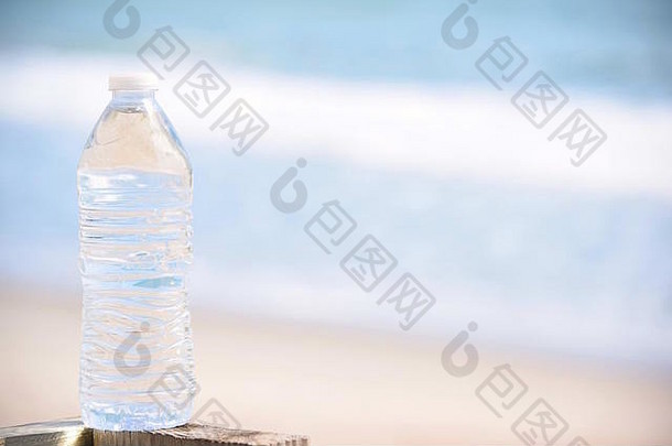 带海洋背景的透明塑料水瓶