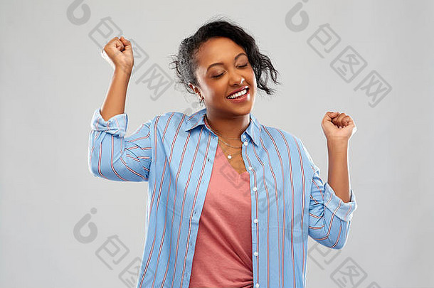 快乐的非裔美国妇女庆祝成功