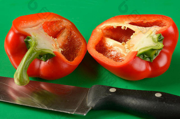 绿色砧板上的红甜椒-符合食品卫生要求的正确颜色板