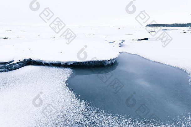 海岸冰层中融化的部分。波罗的海沿岸。冬季景观，自然背景照片