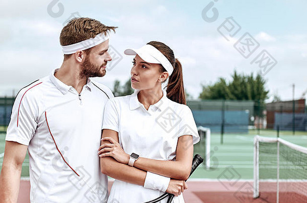情人白色运动服装球拍手玩网球法院