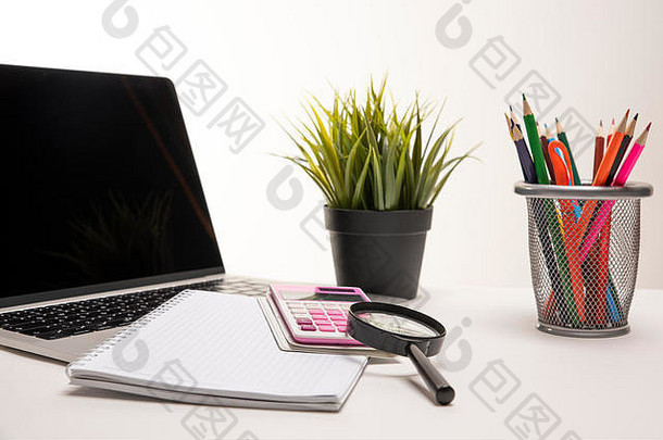 桌子上移动PC计算器组织者蜡笔放大镜记事本绿色植物现代业务办公室商业
