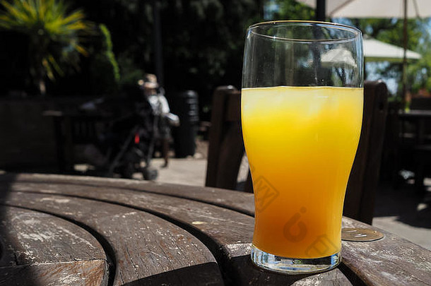 大热天喝一品脱的橙汁