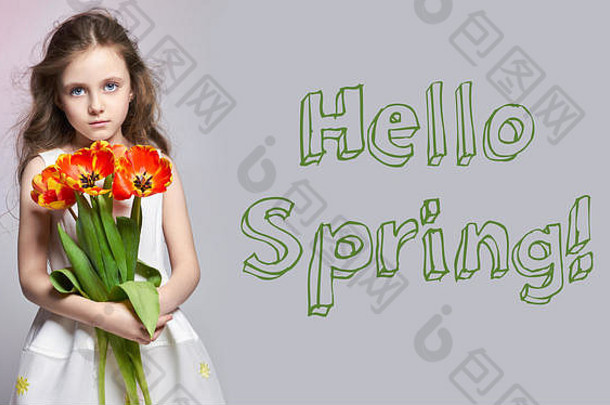 春天3月时尚红发女孩郁金香手工作室照片光彩色背景春天一天生日假期母亲的