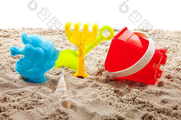 色彩斑斓的塑料玩具海滩白色背景