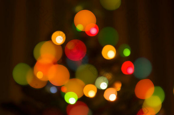 抽象圆形灯光模糊了波基假日背景的圣诞灯