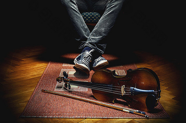 小提琴球员休息扶手椅小提琴平铺的地毯