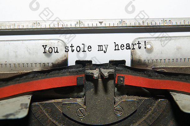 一张写着“你在打字机上偷走了我的心”的纸