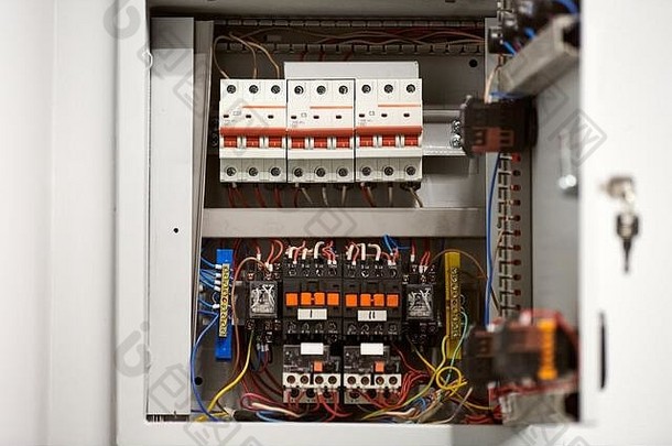 <strong>开关箱</strong>中的断路器。控制电压配电盘。控制室内或办公室电压的配电板。