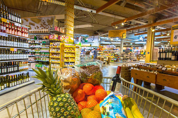 杂货店车超市填满食物产品客户点视图