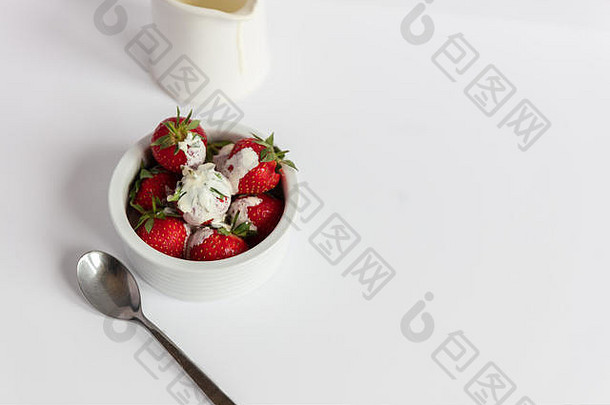 白底白碟中的草莓和奶油