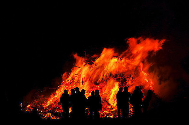女巫瓦尔帕吉斯晚上篝火