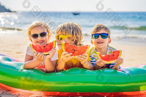 孩子们吃西瓜海滩太阳镜