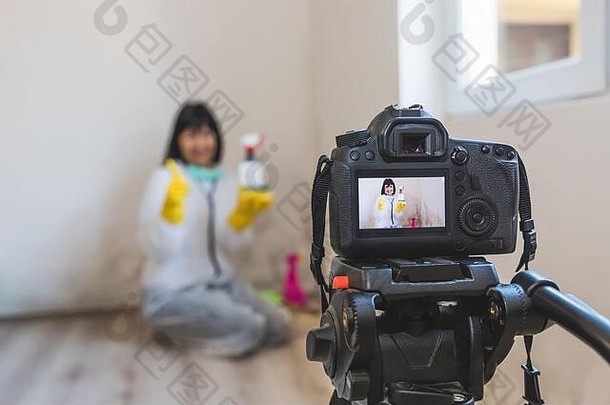 视频相机拍摄女人清洁模具墙喷雾瓶模具修复化学物质模具删除产品女人评估
