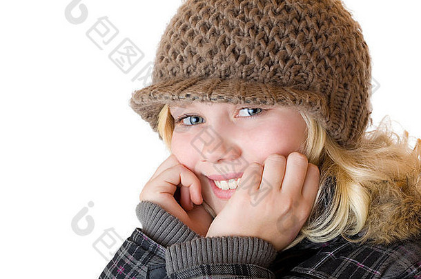 年轻的金发碧眼的女孩冬天帽夹克孤立的白色背景