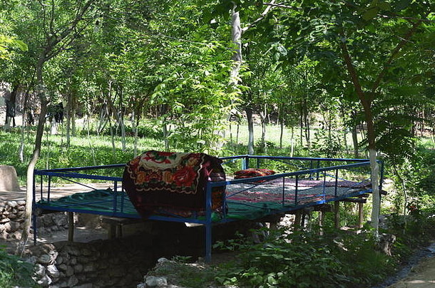 位于乌兹别克斯坦中部努拉托山脉的传统乌兹别克花园塔普坎