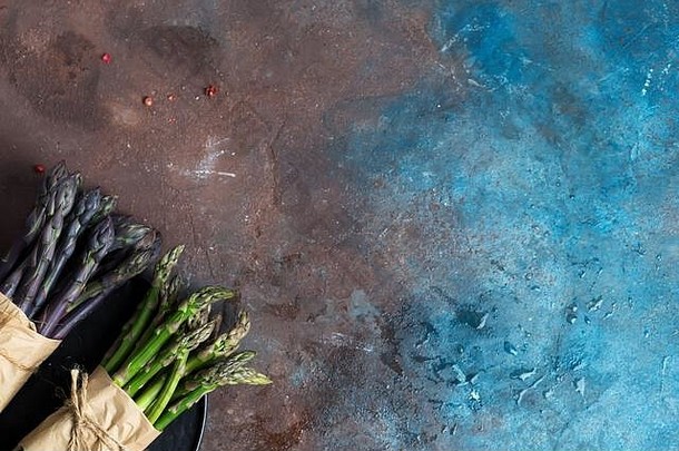 束首页种植生有机紫色的绿色芦笋矛烹饪健康的素食者节食食物黑暗石头背景复制