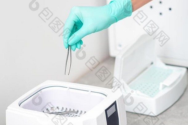 医疗器械用带清洁系统的清洁镊子。超声波清洗机。