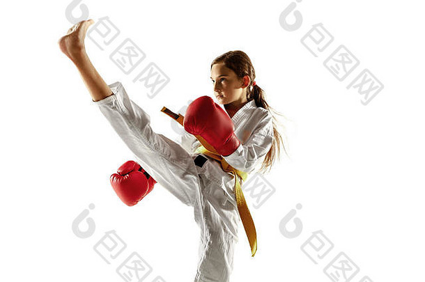 自信的少年在和服练习徒手格斗，武术。穿着黄腰带的年轻女战士在白色工作室背景下训练。健康生活方式、运动、行动的概念。