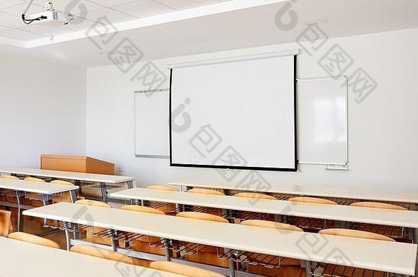 <strong>教室</strong>内部配有白板、投影屏幕和木制书桌