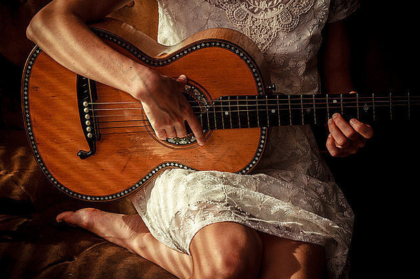 弹吉他的年轻女子