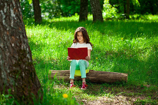 森林中迷人的小女孩，以夏日公园为背景