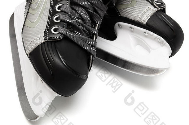 白色背景的全新现代黑色溜冰鞋