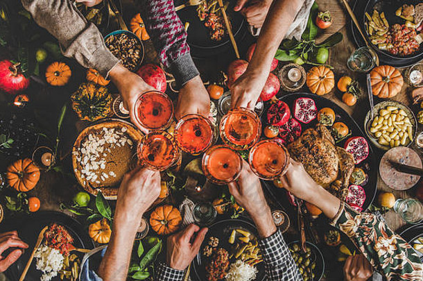 一家人用秋天的食物和玫瑰酒庆祝感恩节