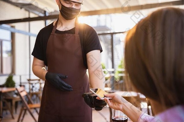 服务员作品餐厅医疗面具手套冠状病毒流感大流行代表正常的服务安全支付订单设备非接触式空白屏幕