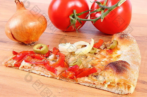 片新鲜的烤素食者披萨西红柿洋葱木表格意大利厨房概念快食物
