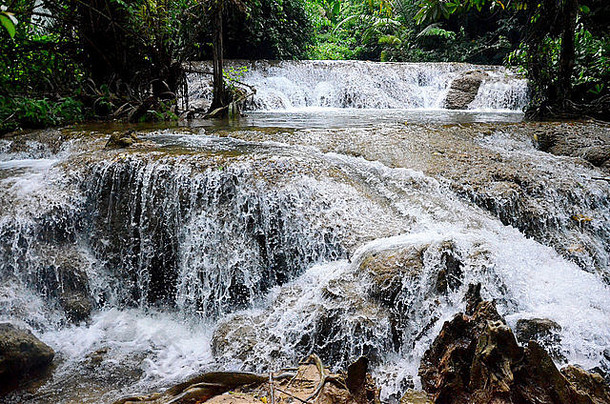 泰国Kanchanabri Sangkhlaburi Kroeng Krawia瀑布的流动和运动