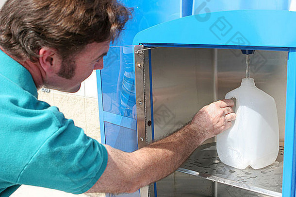 一个男人在为飓风做准备的时候往水罐里灌水，这也可以作为将注意力重新集中在手和水瓶上的例子