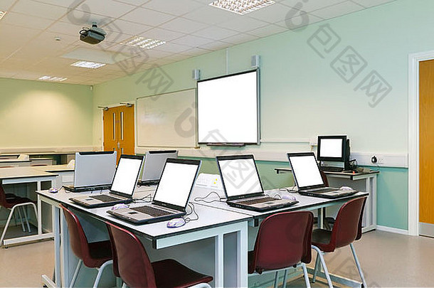教室笔记本电脑桌子互动白色董事会空白屏幕添加图像文本