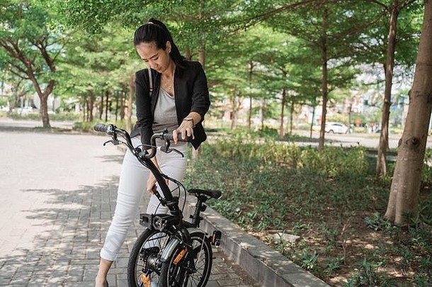 亚洲女人褶皱折叠自行车