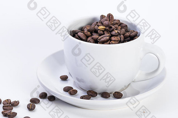 咖啡或浓缩咖啡杯中的咖啡豆，纯白色背景