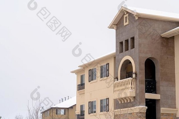 美丽的公寓拱形阳台石头墙雪屋顶冬天