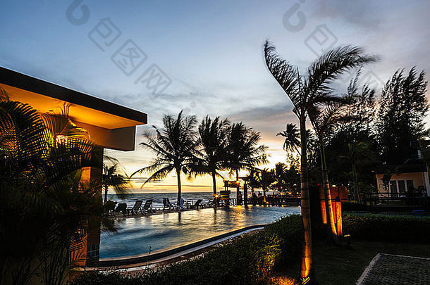 日落在泰国海边的酒店泳池上。