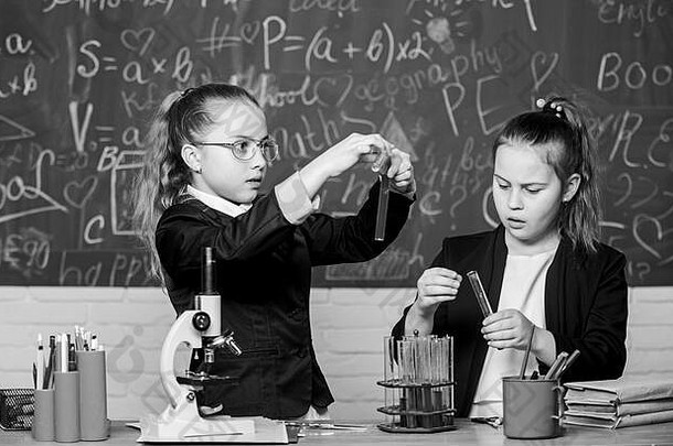 学生可爱的女孩测试管液体化学实验概念安全措施提供安全化学反应天才孩子们工作化学理论基本知识化学