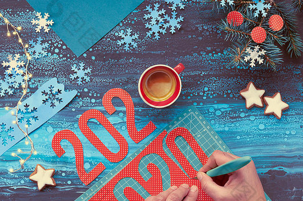 概念冬天背景纸工艺手切割数量杯咖啡圣诞节装饰平躺前视图摘要薄荷与