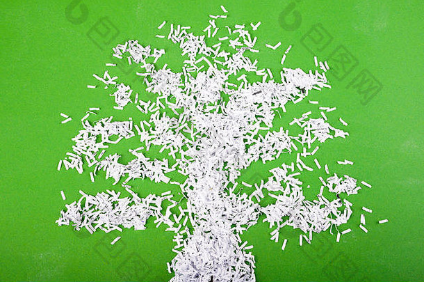 简单的绿色树象征使碎纸粒子绿色背景