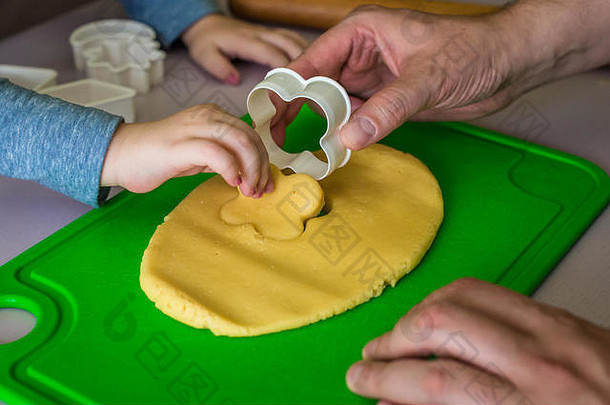 孩子和爸爸做面团饼干切割器