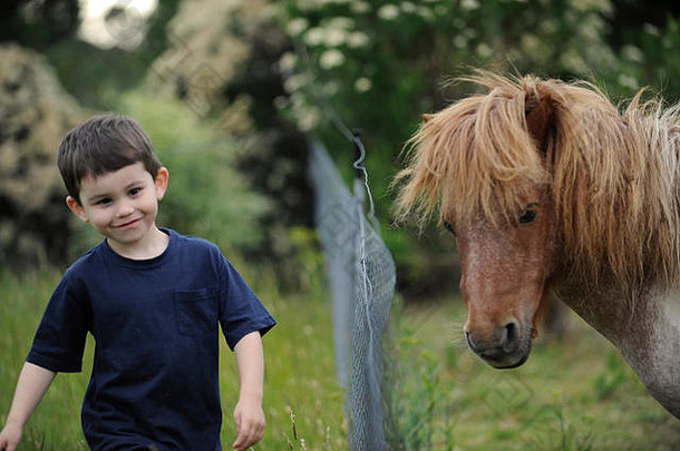 <strong>澳大利亚塔斯</strong>马尼亚州，一个带着小马的小男孩