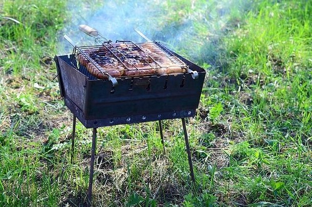 烤过的肉皮。腌制的鸡腿放在热烧烤炭火上烤得不好，烧肉不当